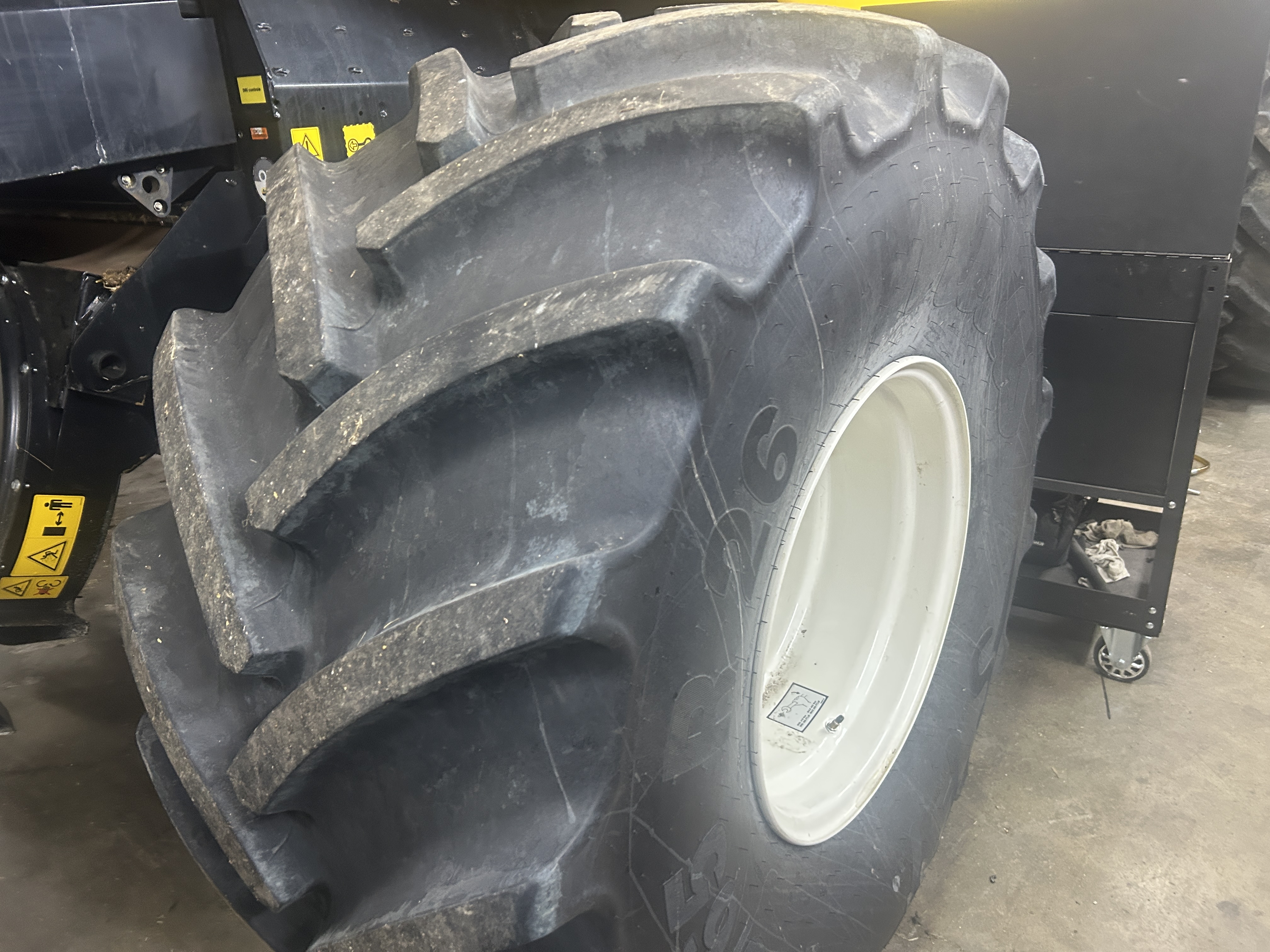 2025 New Holland CX8.90 Combine