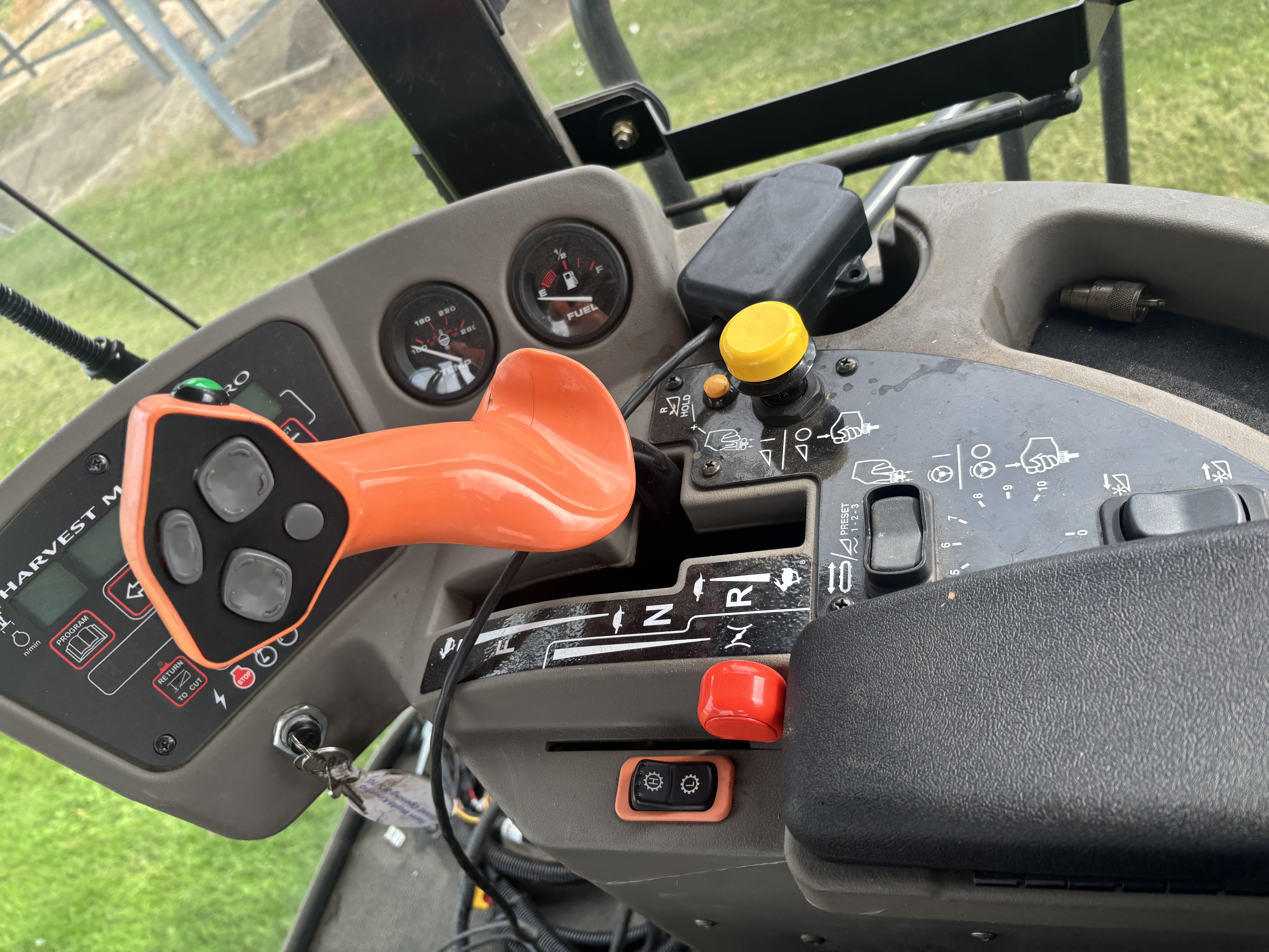 2016 MacDon M155E4 Windrower