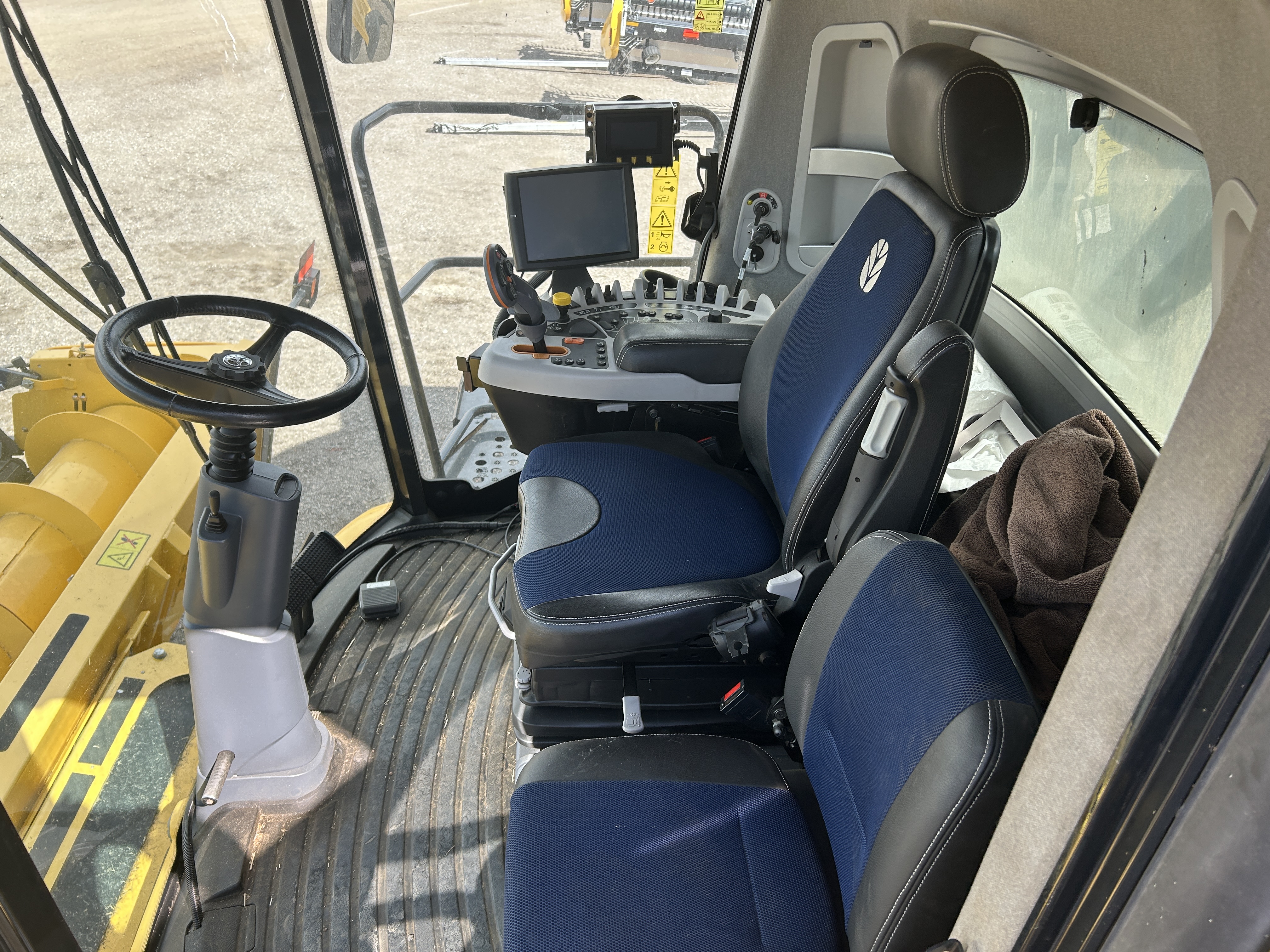 2017 New Holland CR8.90 Combine