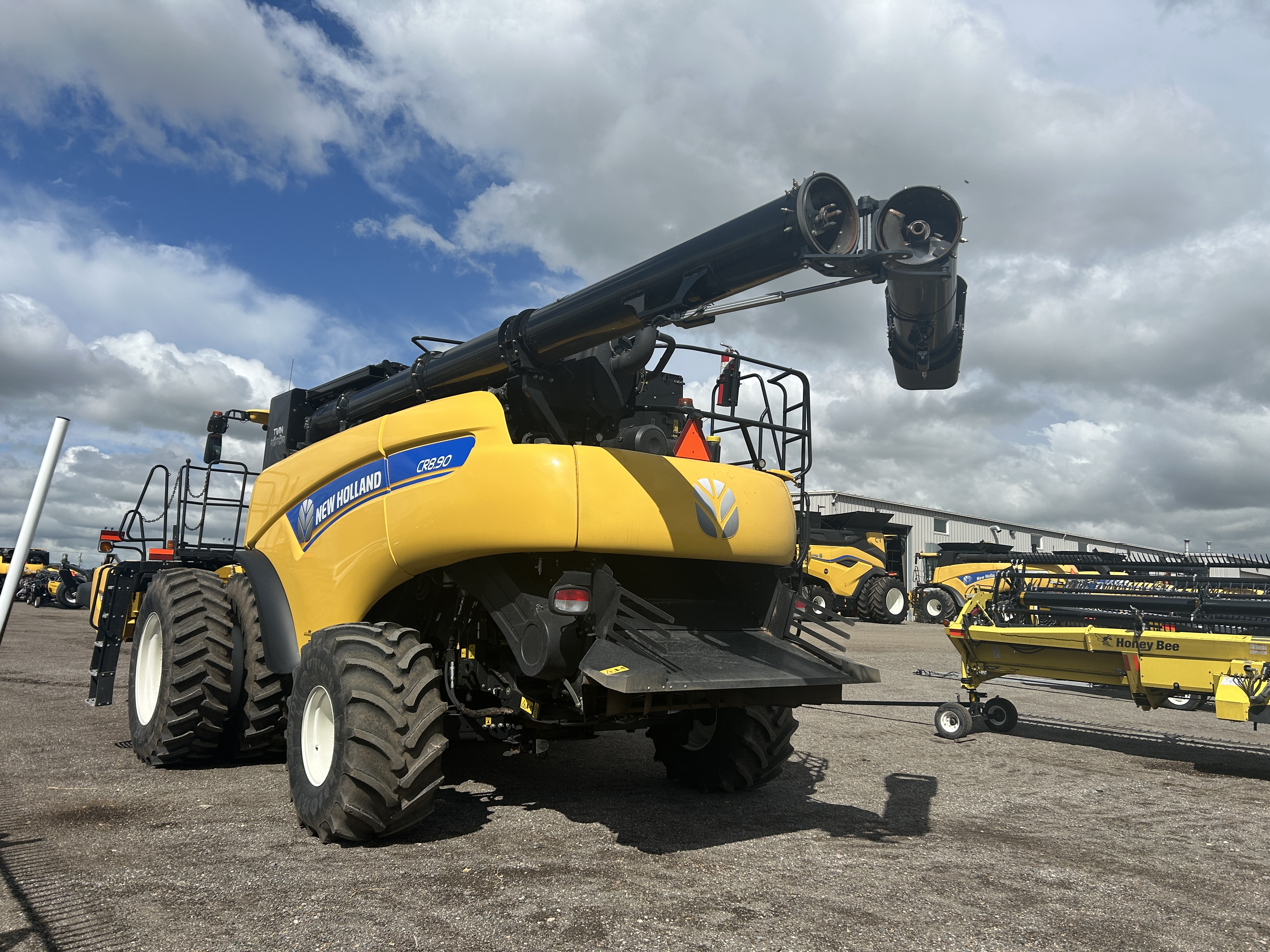 2017 New Holland CR8.90 Combine