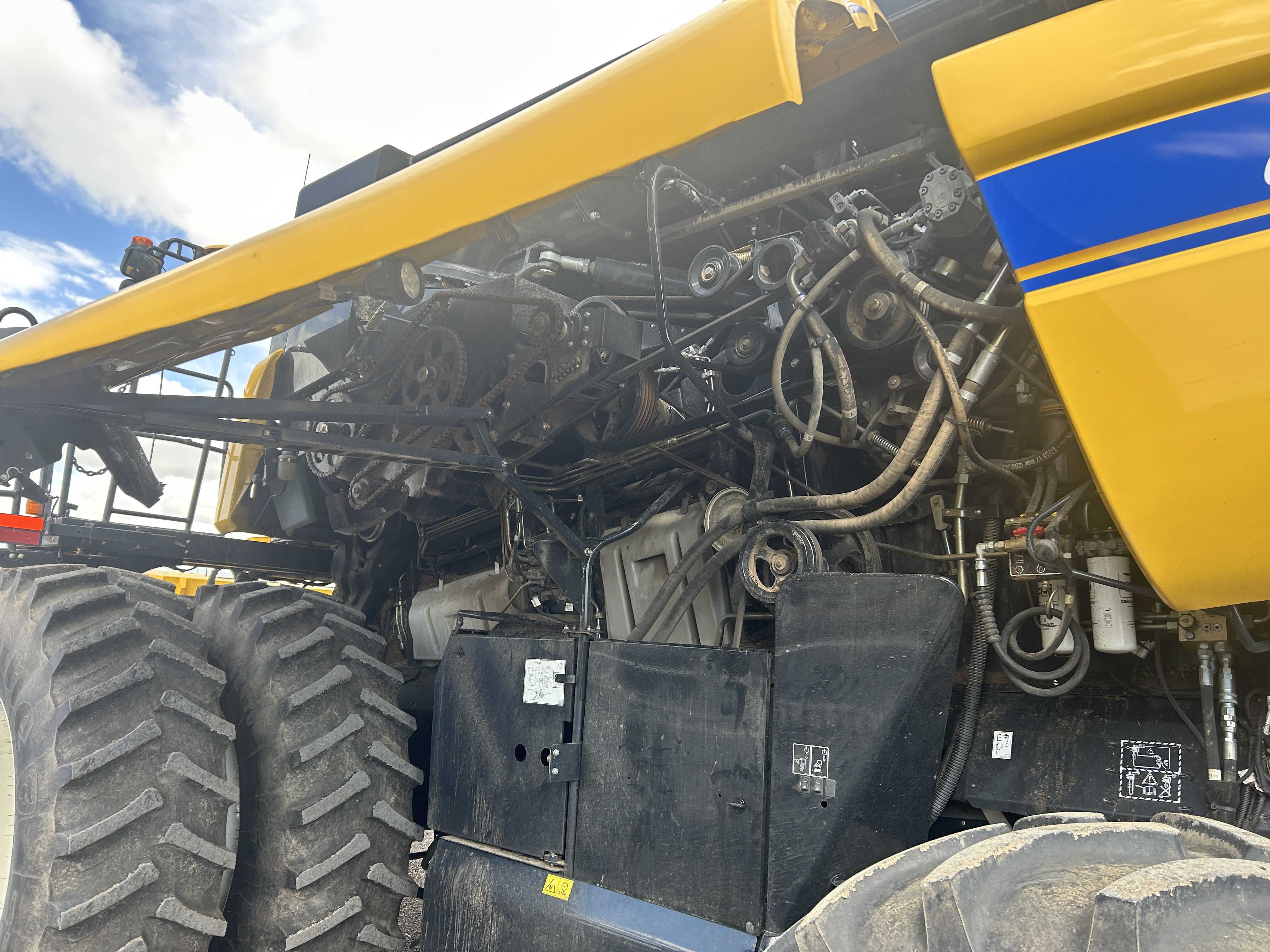2017 New Holland CR8.90 Combine
