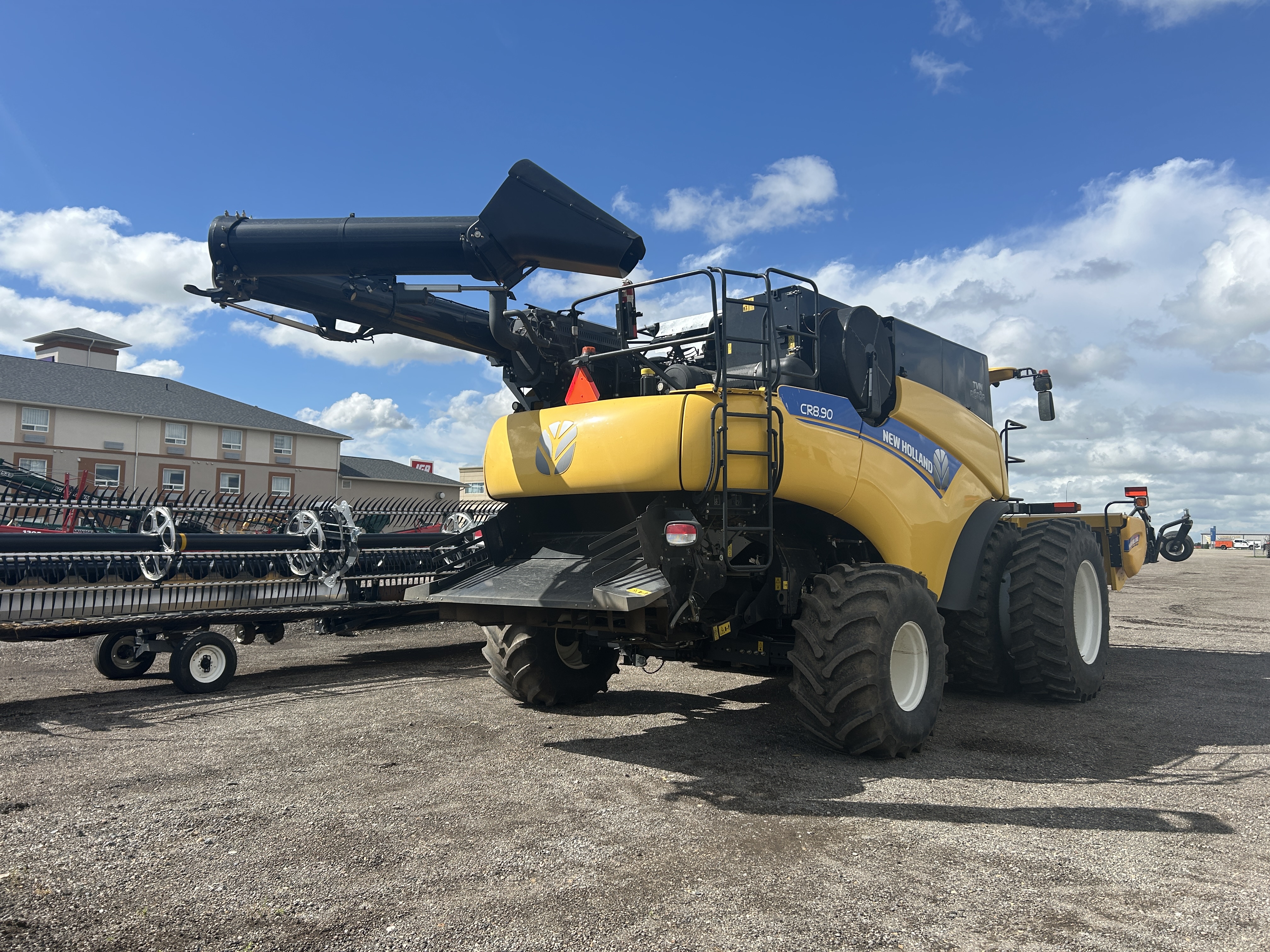 2017 New Holland CR8.90 Combine