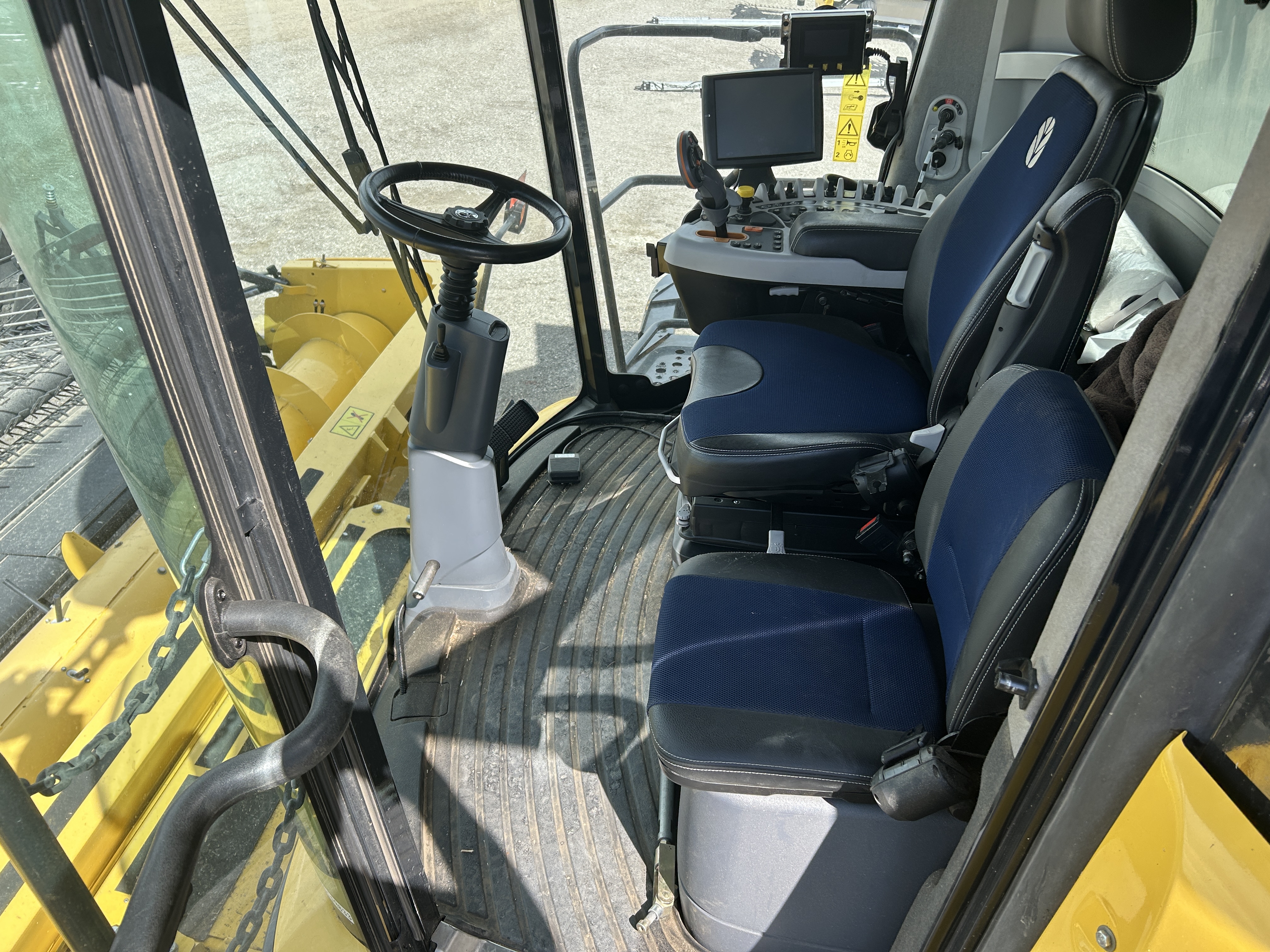 2017 New Holland CR8.90 Combine