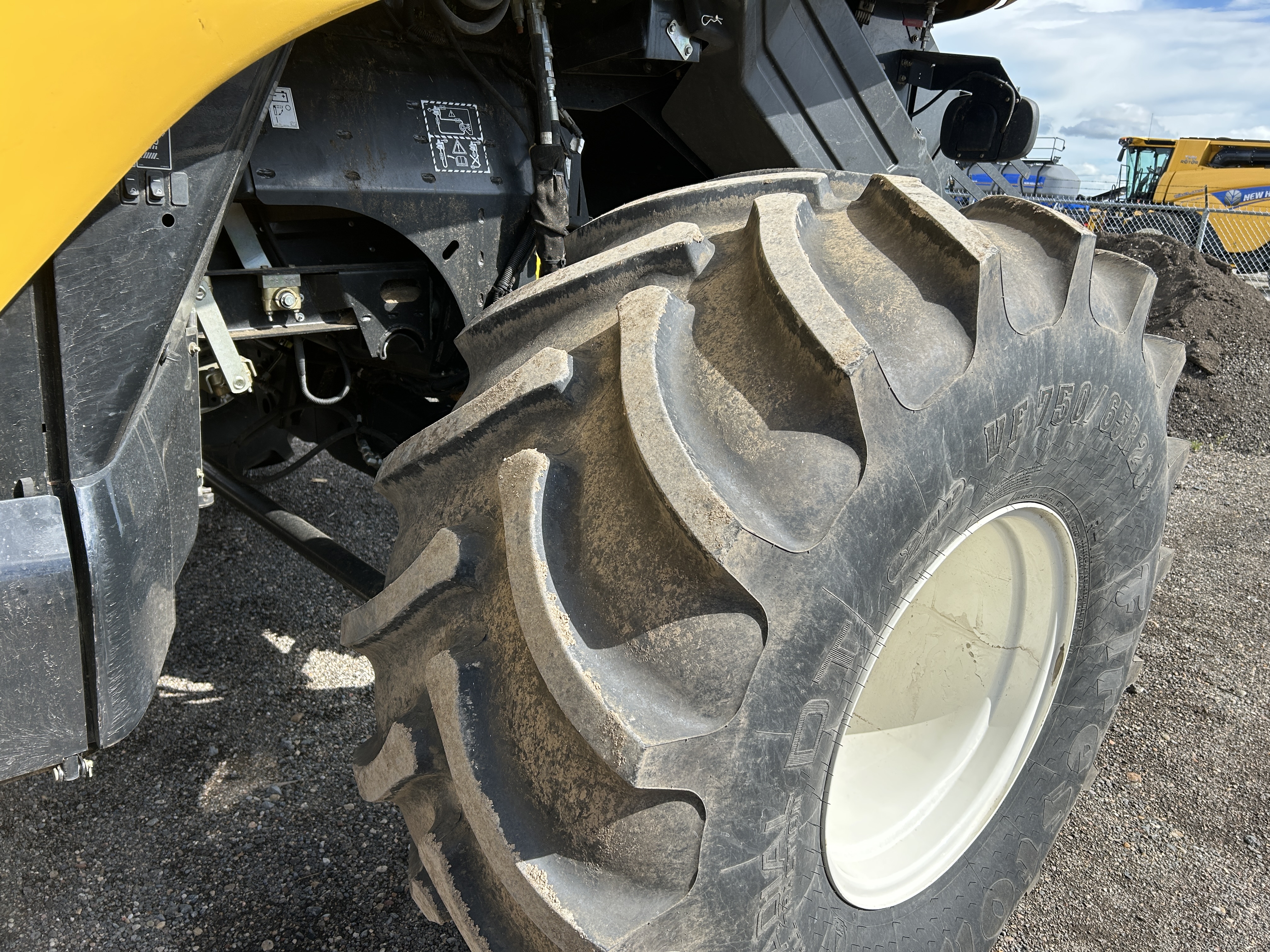 2017 New Holland CR8.90 Combine