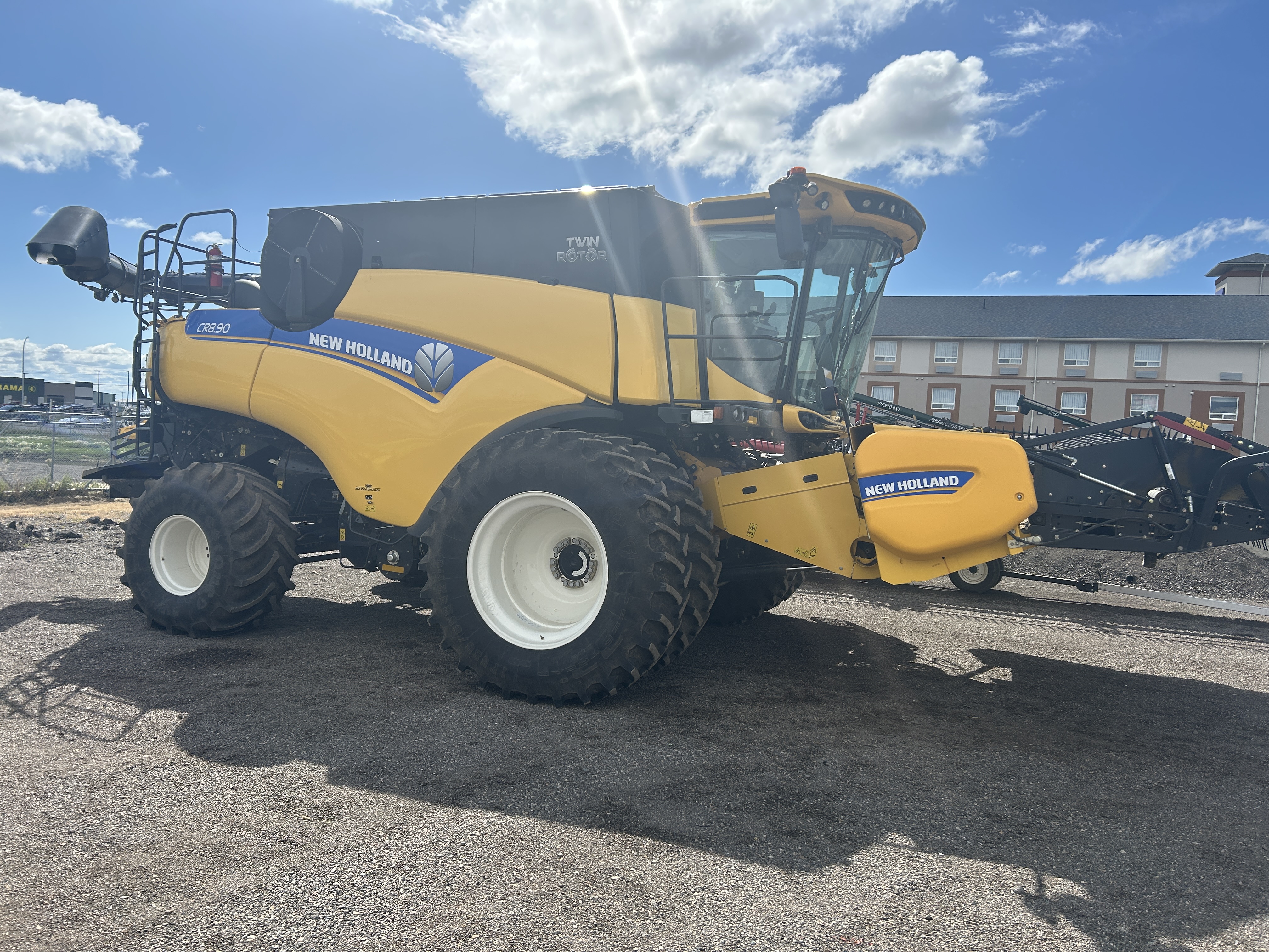 2017 New Holland CR8.90 Combine