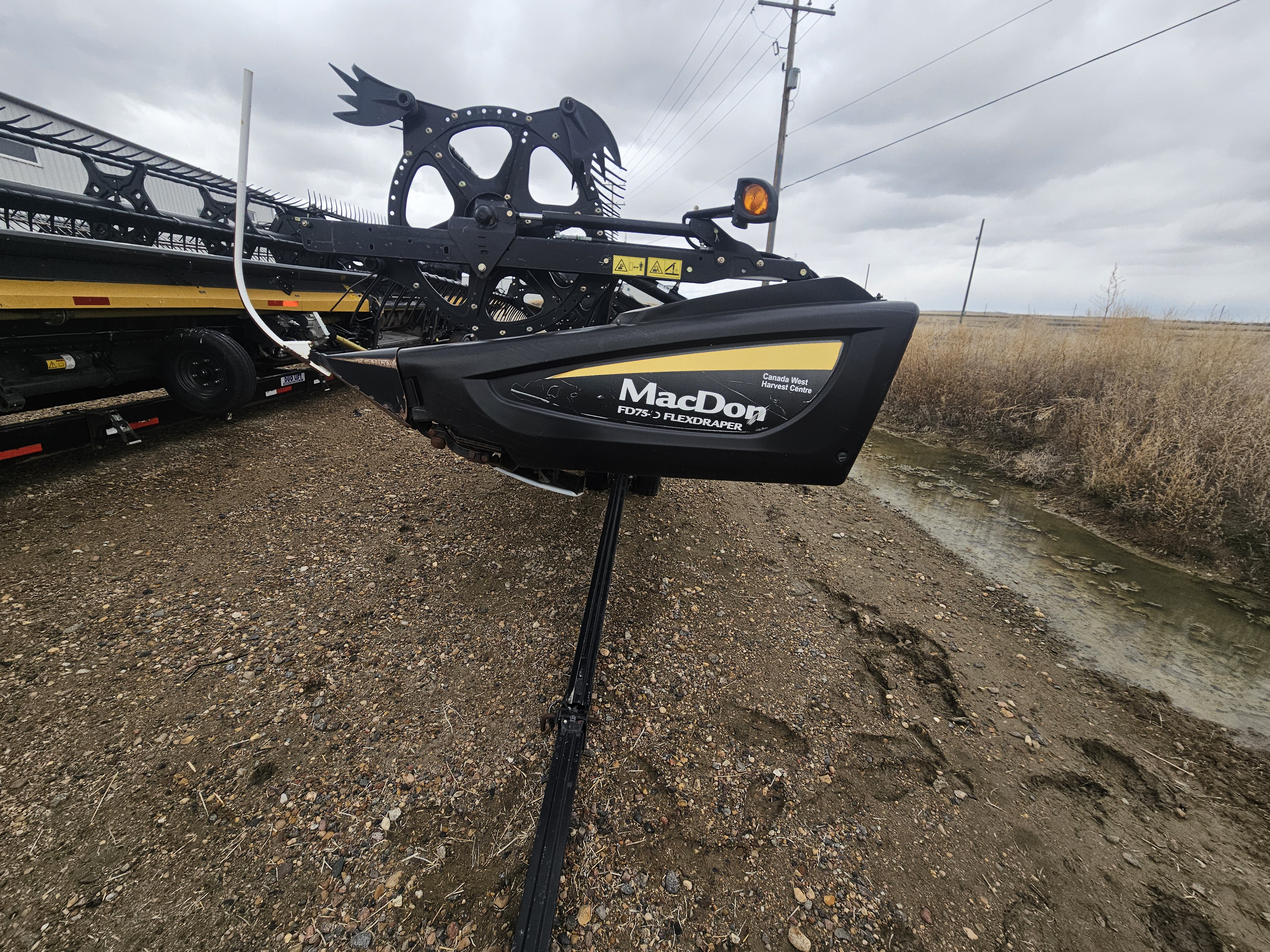 2014 MacDon FD75-40 Header Combine