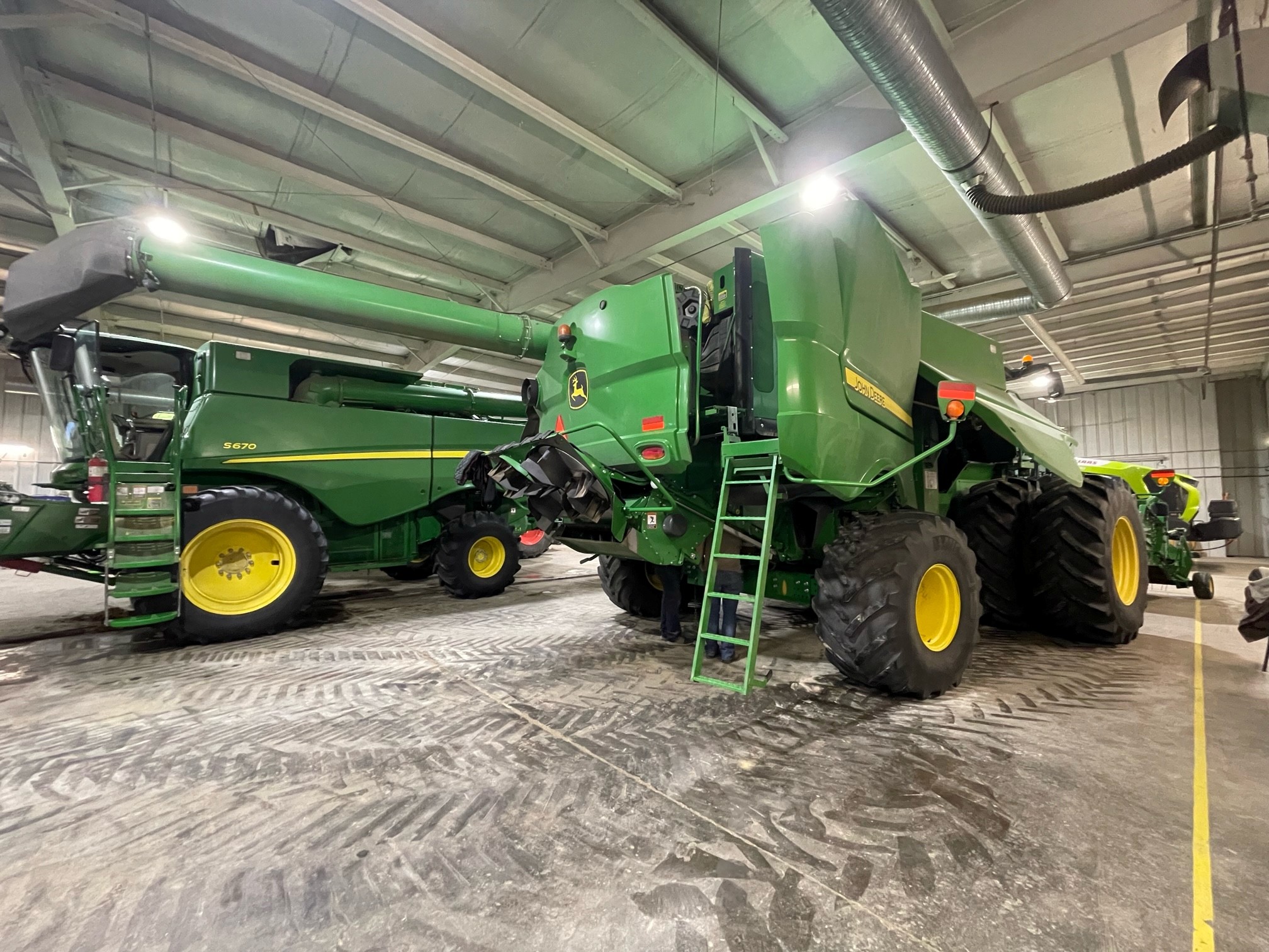 2017 John Deere S680 Combine
