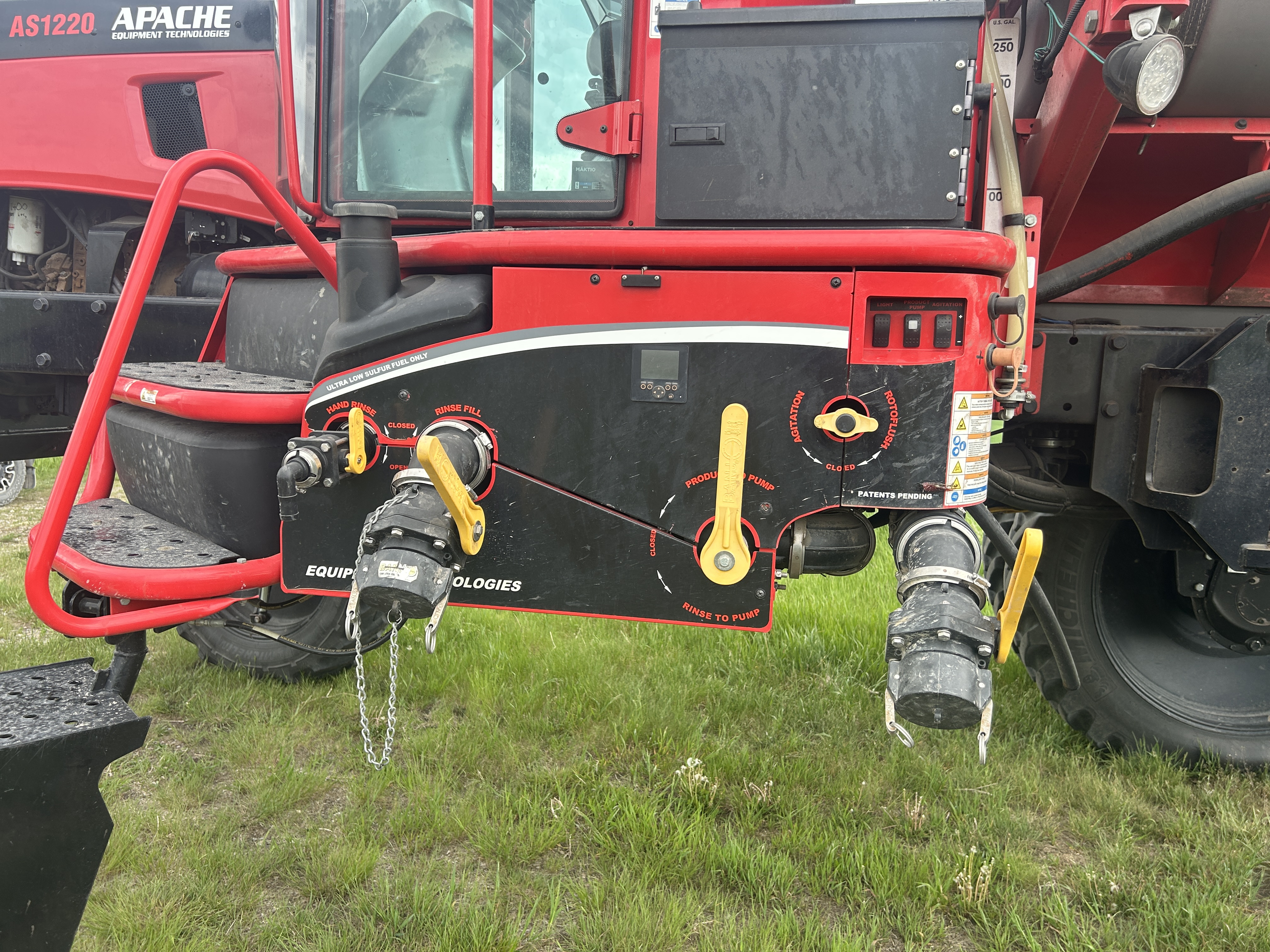 2016 Apache AS1220 Sprayer/High Clearance