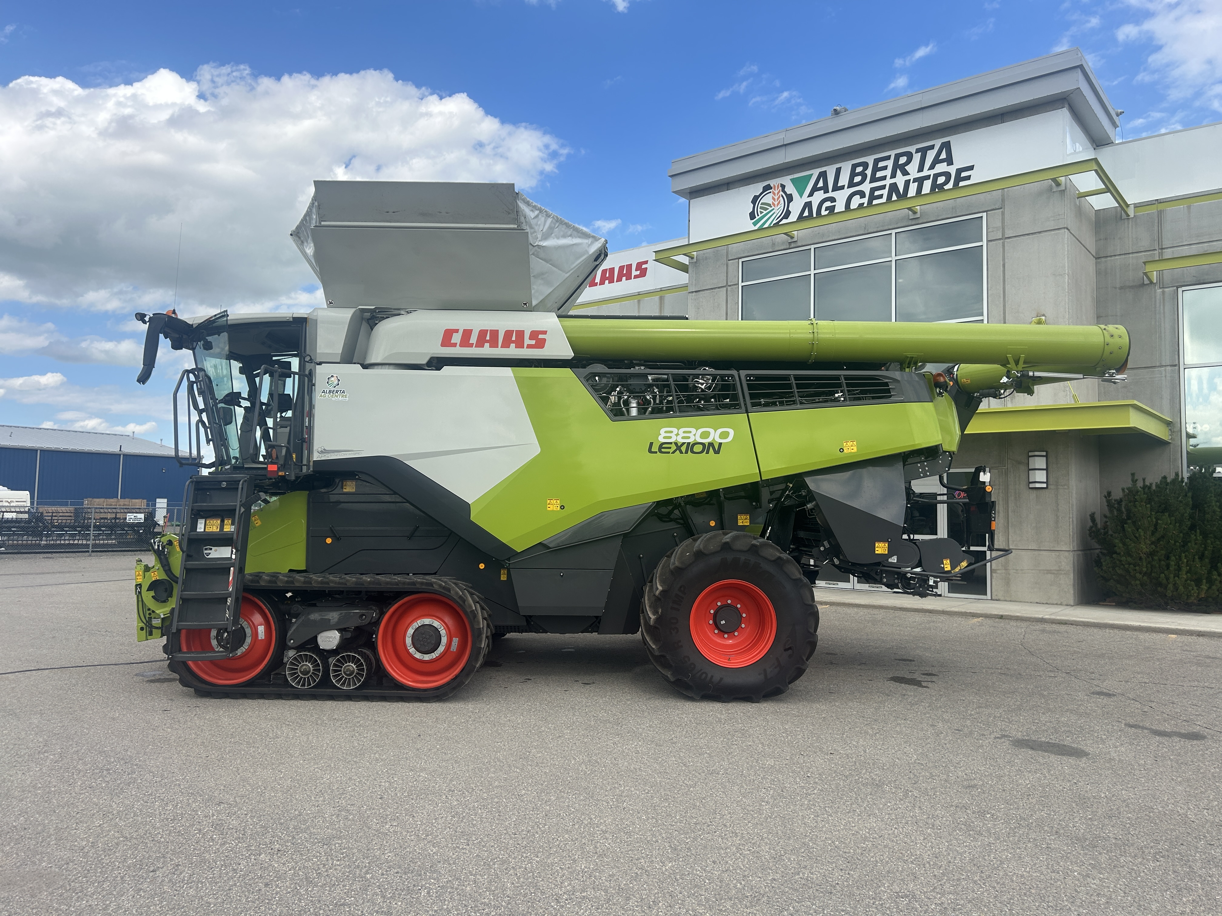 2023 CLAAS LEXION 8800T Combine