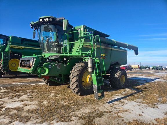2025 John Deere S7 700 Combine