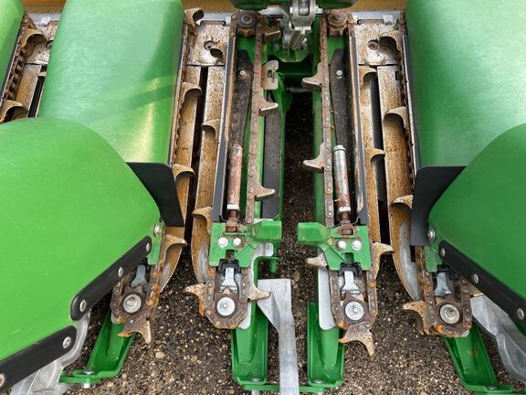 2022 John Deere C18R Header Corn Head