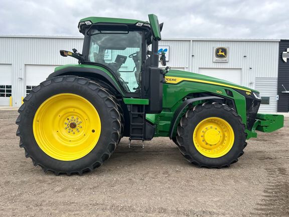 2025 John Deere 8R 250 Tractor