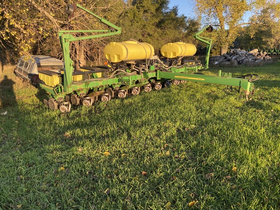 2009 John Deere 1760 Planter