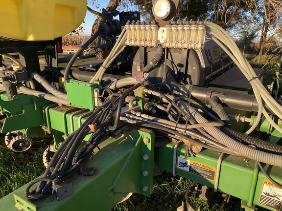2009 John Deere 1760 Planter