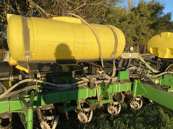 2009 John Deere 1760 Planter