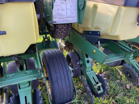 2009 John Deere 1760 Planter
