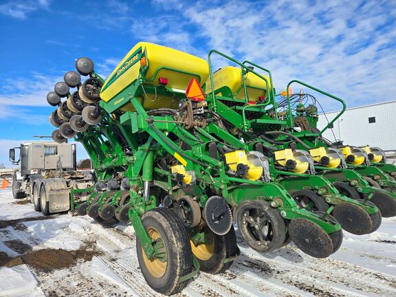 2004 John Deere 1790 Planter