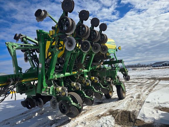 2004 John Deere 1790 Planter