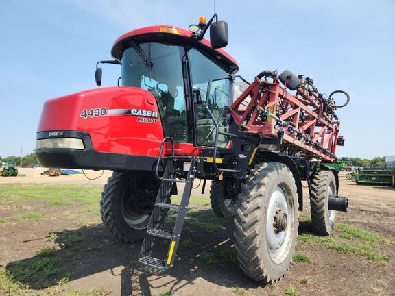2013 Case PATRIOT 4430 Sprayer/High Clearance
