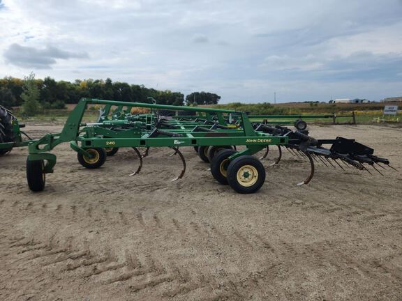 2014 John Deere 2410 Chisel Plow