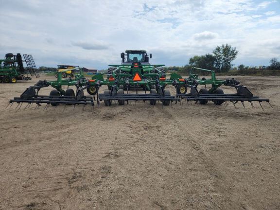2014 John Deere 2410 Chisel Plow