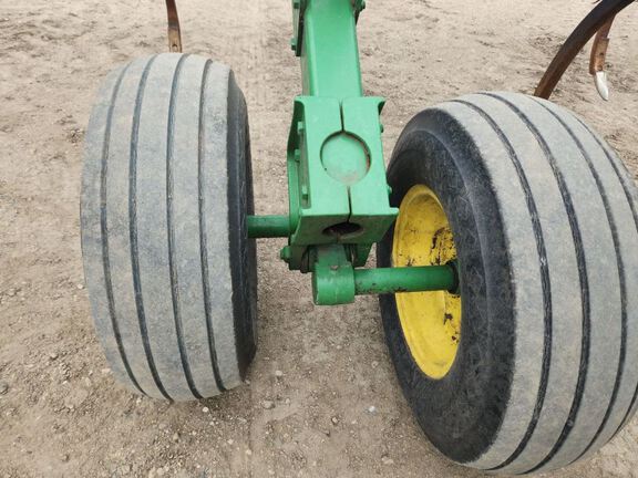 2014 John Deere 2410 Chisel Plow