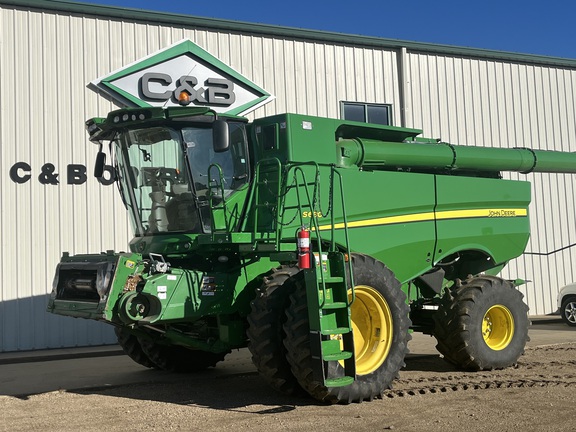 2017 John Deere S680 Combine