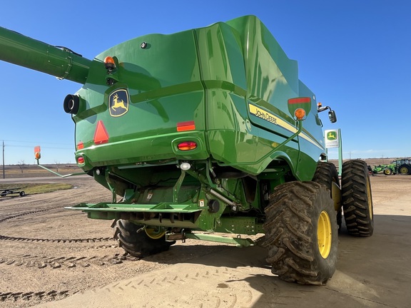 2017 John Deere S680 Combine