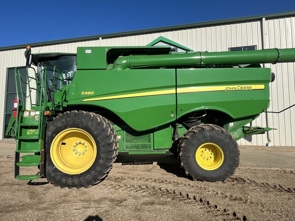 2017 John Deere S680 Combine