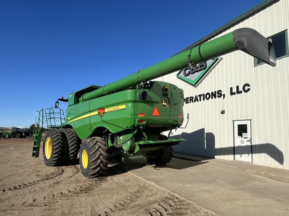 2017 John Deere S680 Combine