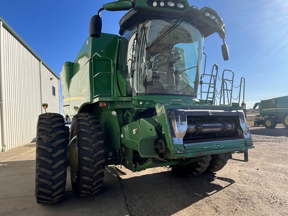 2017 John Deere S680 Combine