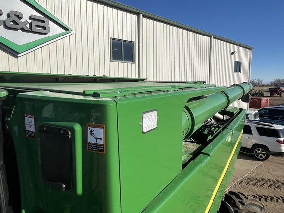 2017 John Deere S680 Combine