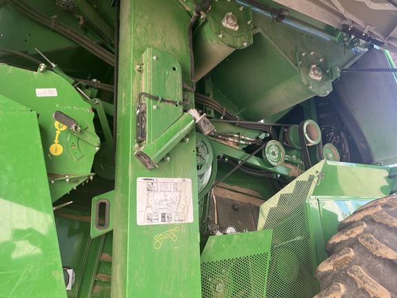 2017 John Deere S680 Combine