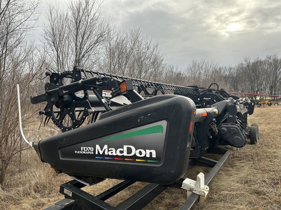 2009 MacDon FD70-35 Header Combine