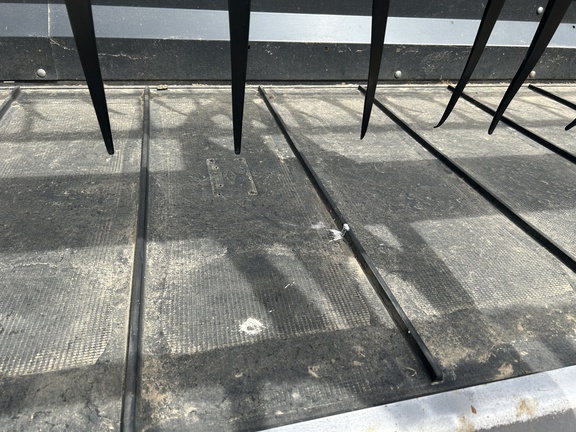 2009 MacDon FD70-35 Header Combine