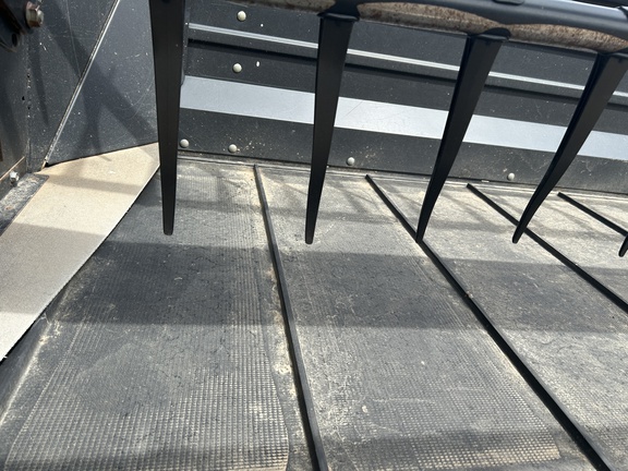 2009 MacDon FD70-35 Header Combine