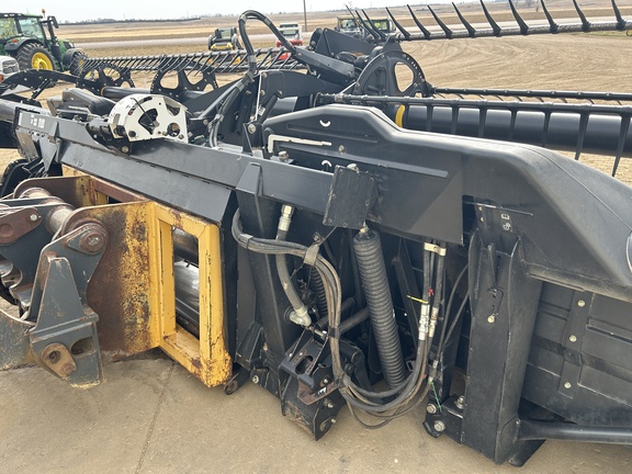 2009 MacDon FD70-35 Header Combine