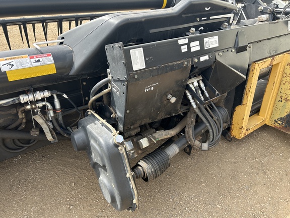 2009 MacDon FD70-35 Header Combine