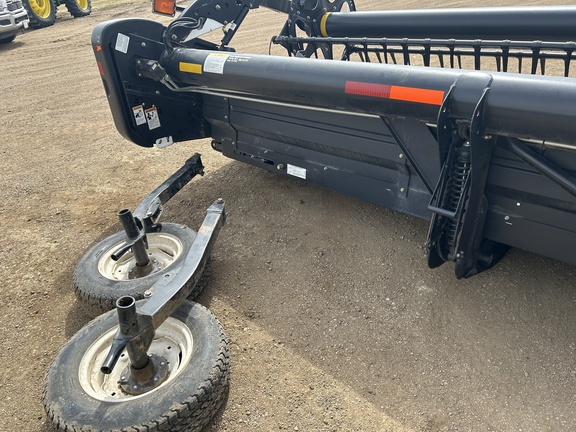 2009 MacDon FD70-35 Header Combine