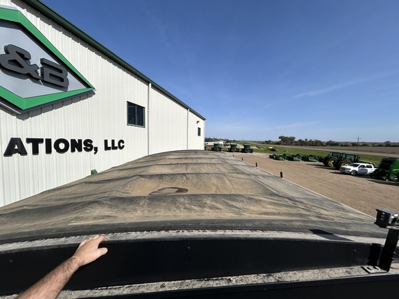 2011 Brent 1082 Grain Cart