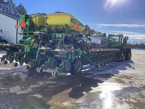 2022 John Deere DB60 Planter Attachment