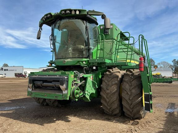 2023 John Deere S780 Combine