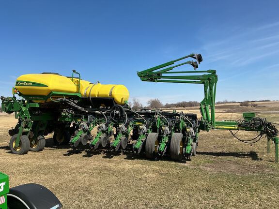 2011 John Deere 1770NT CCS Planter