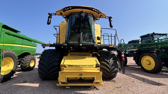 2022 New Holland CR8.90 Combine