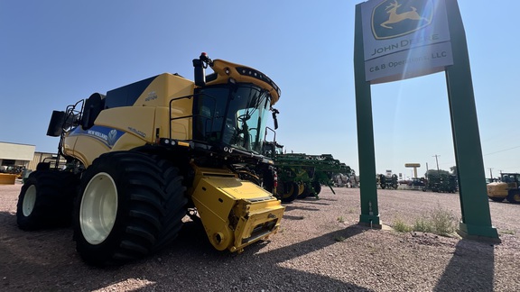 2022 New Holland CR8.90 Combine