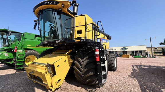 2022 New Holland CR8.90 Combine