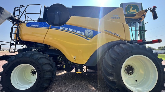 2022 New Holland CR8.90 Combine