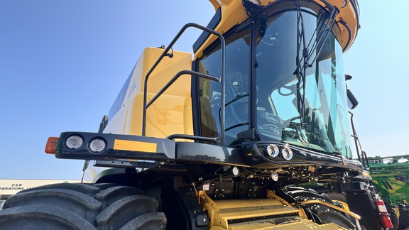 2022 New Holland CR8.90 Combine