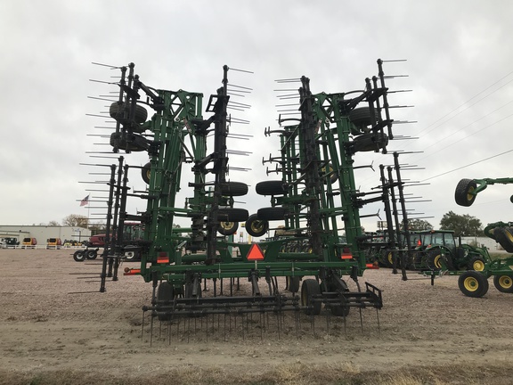 2010 John Deere 2210 Field Cultivator