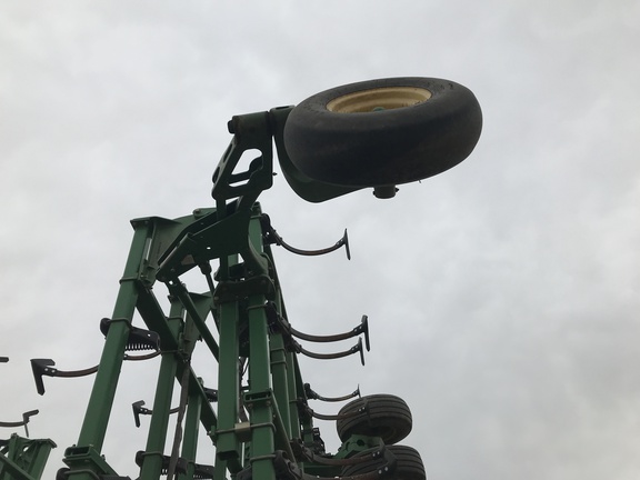 2010 John Deere 2210 Field Cultivator